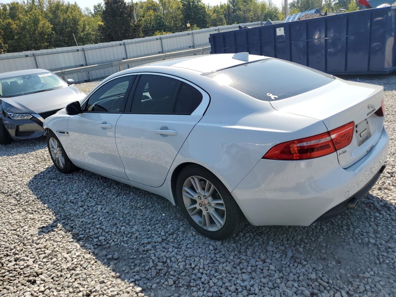 2017 Jaguar Xe Premium - Фото 2