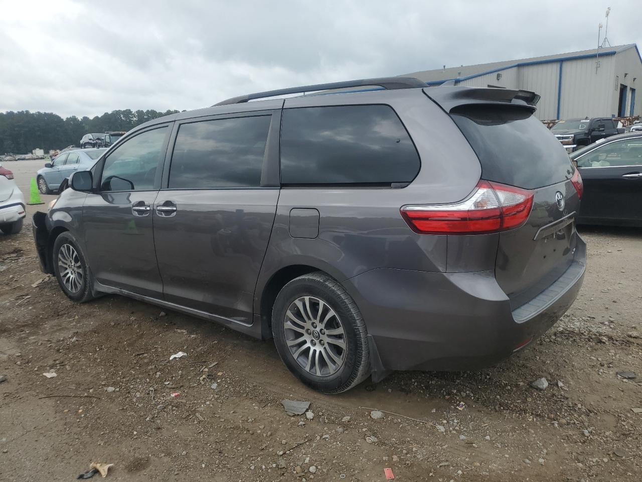 2019 Toyota Sienna Xle - Image 2