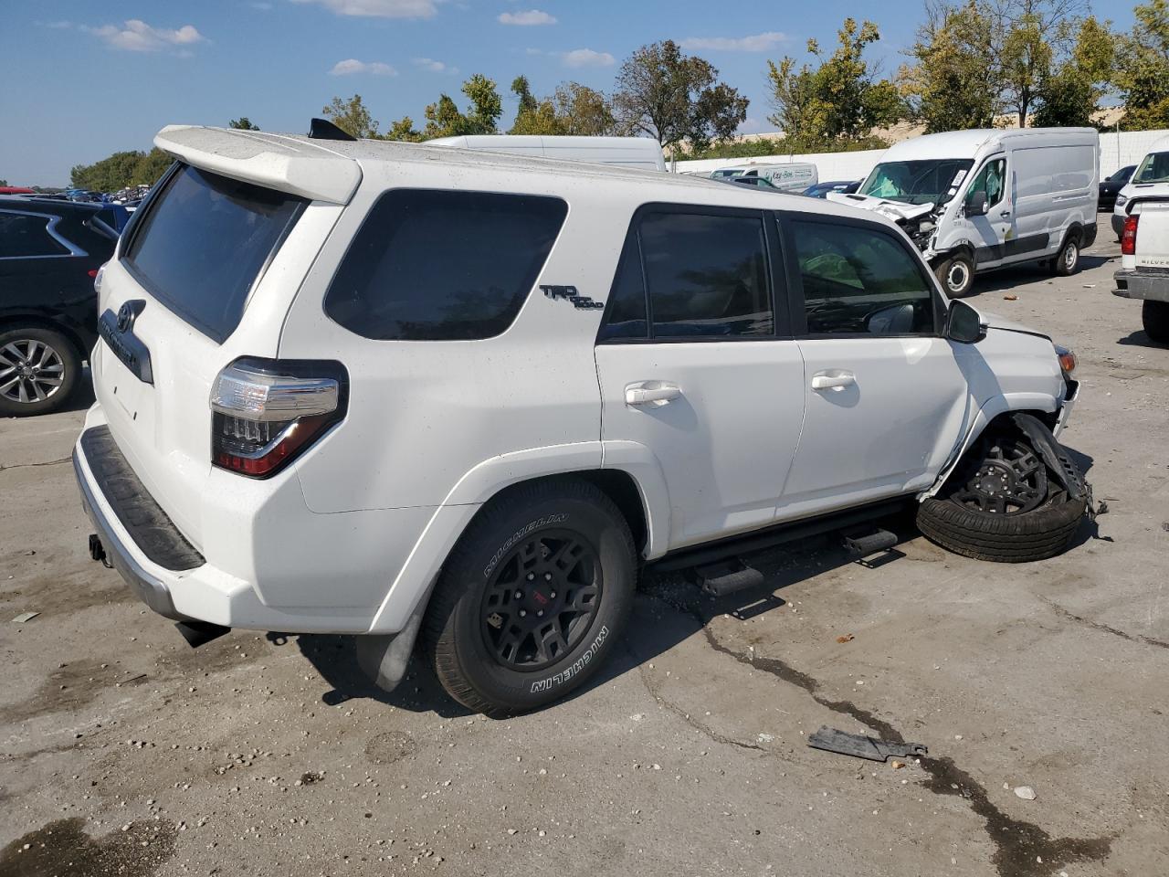 2018 Toyota 4Runner Sr5/Sr5 Premium - Image 3
