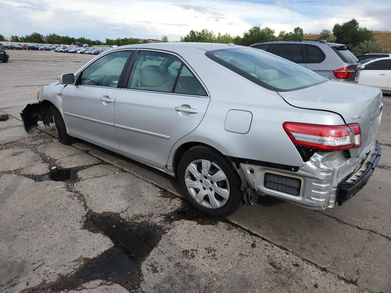 2011 Toyota Camry Base - Фото 2