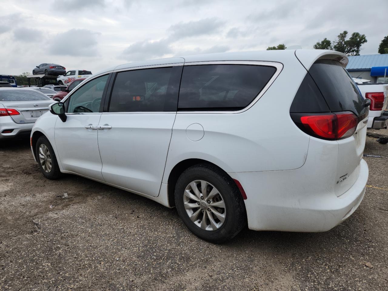 2017 Chrysler Pacifica Touring - Фото 2