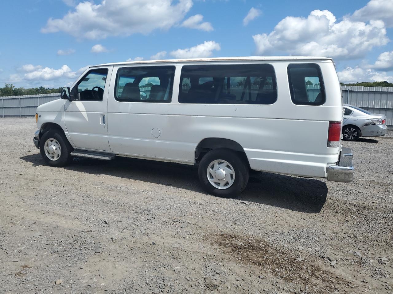 1999 Ford Econoline E350 Super Duty Wagon - Фото 2