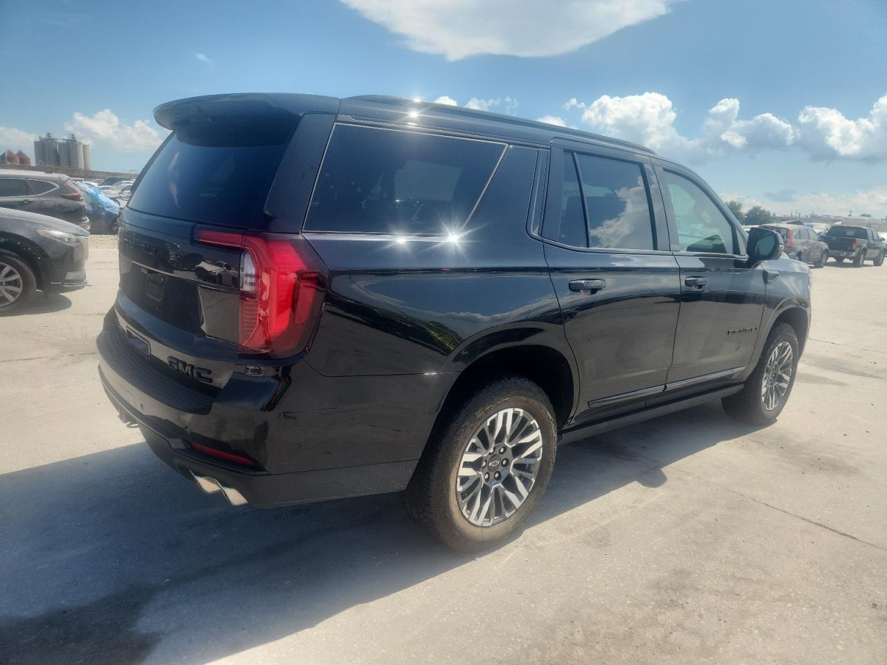 2025 GMC Yukon Denali - Фото 3