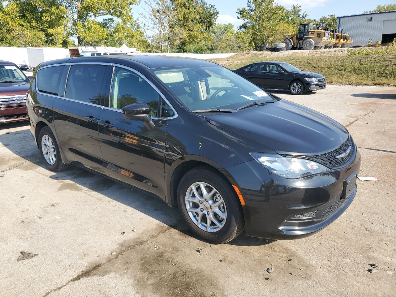 2023 Chrysler Voyager Lx - Фото 4