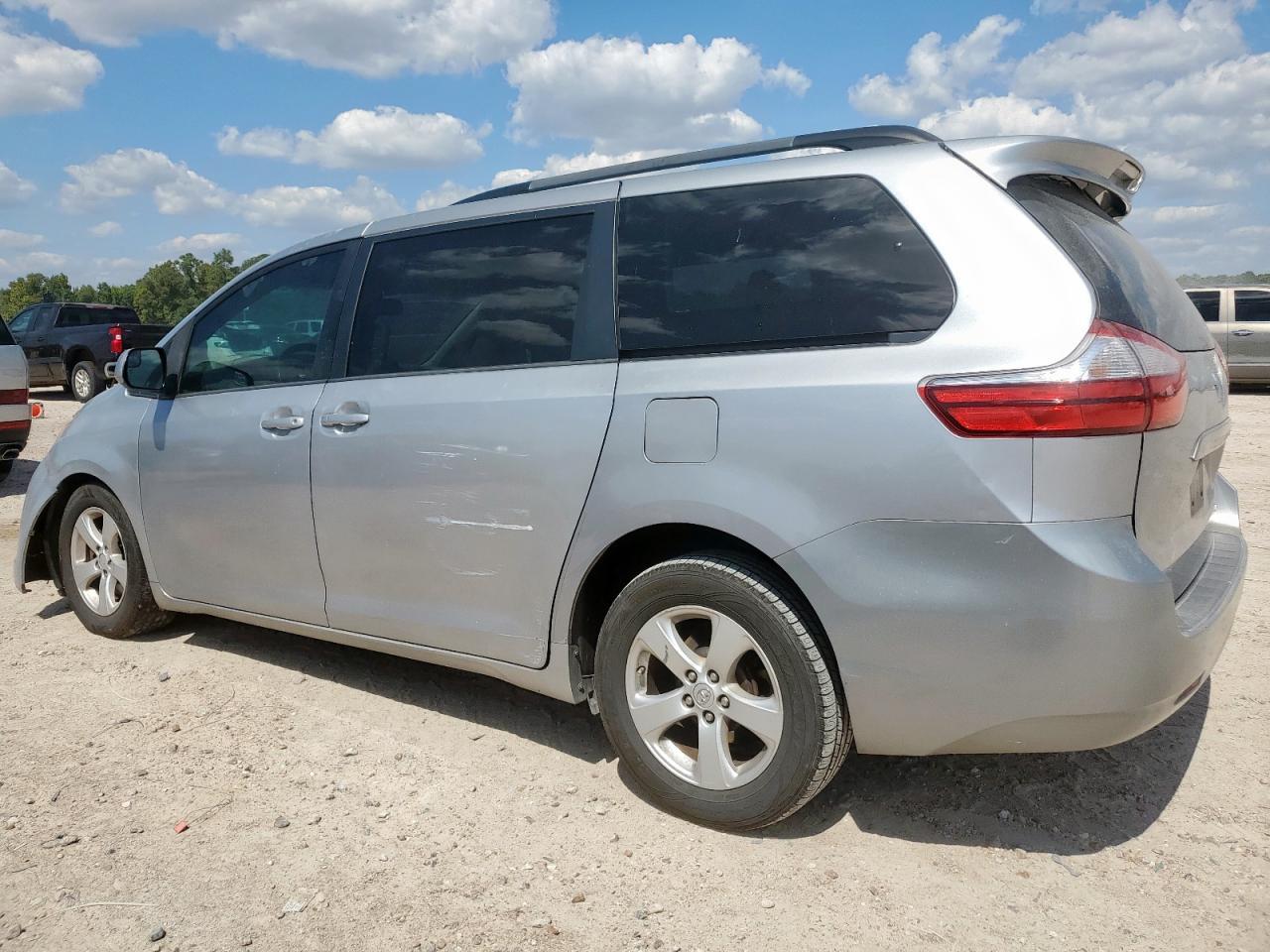 2015 Toyota Sienna Le - Image 2