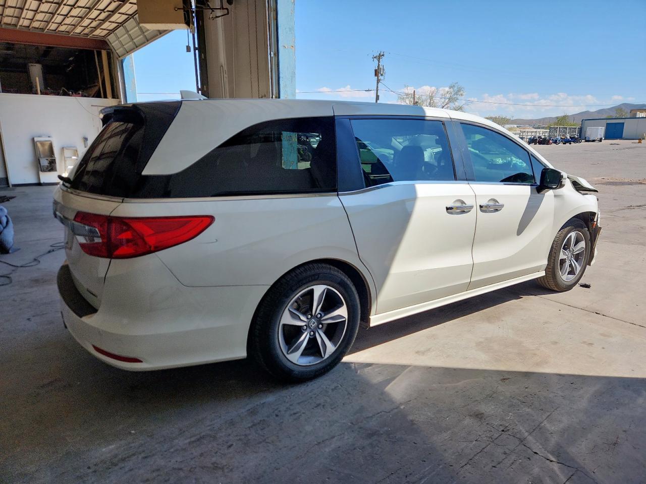 2018 Honda Odyssey Touring - Image 3
