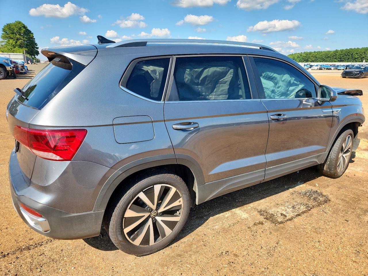 2024 Volkswagen Taos Se - Image 3