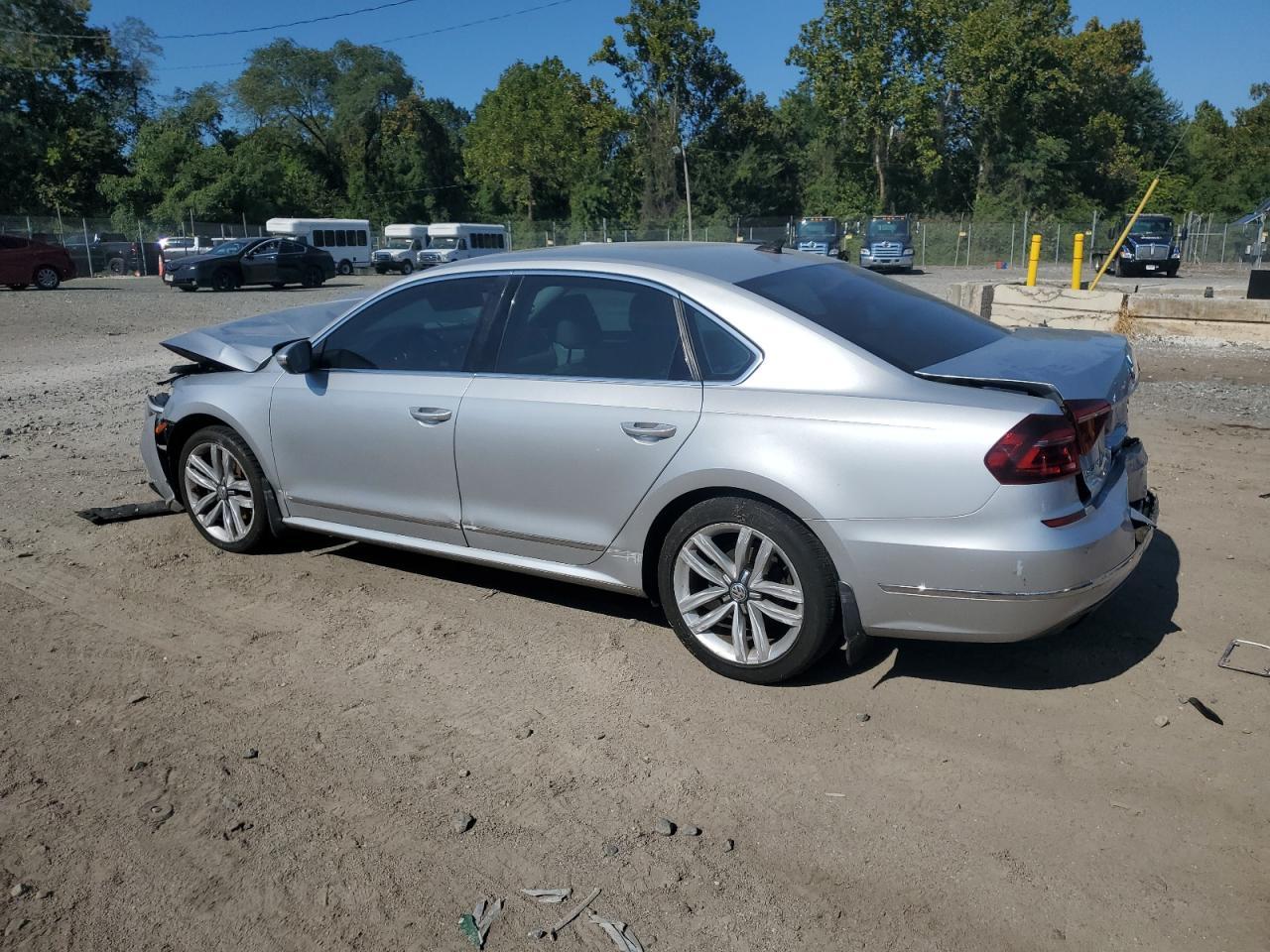2017 Volkswagen Passat Se - Фото 2