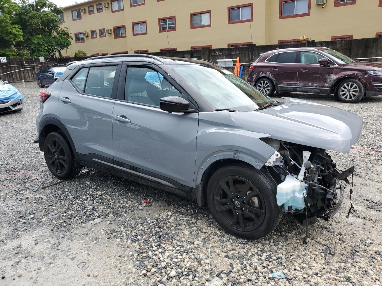 2023 Nissan Kicks Sr - Image 4