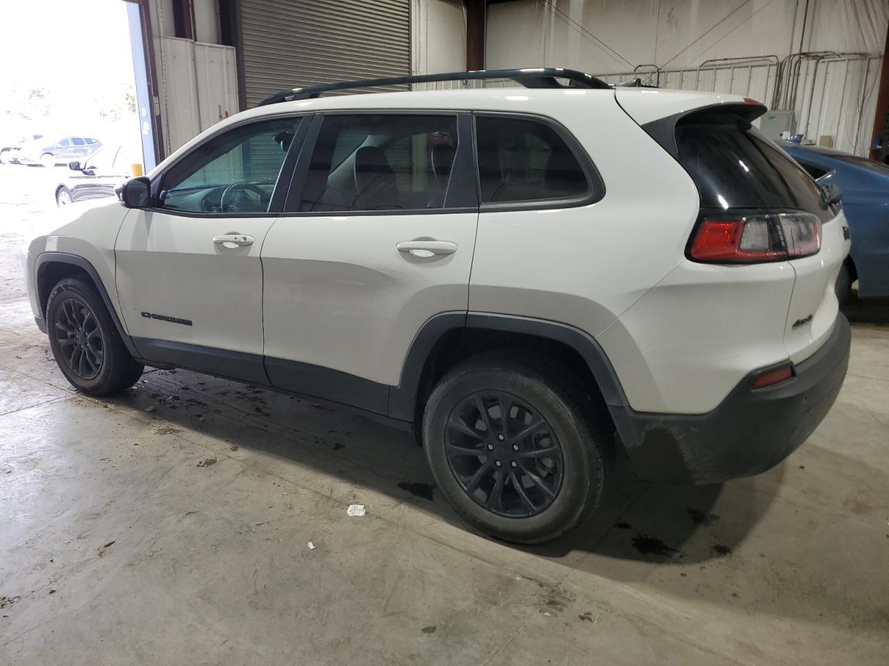 2023 Jeep Cherokee Altitude Lux - Image 2