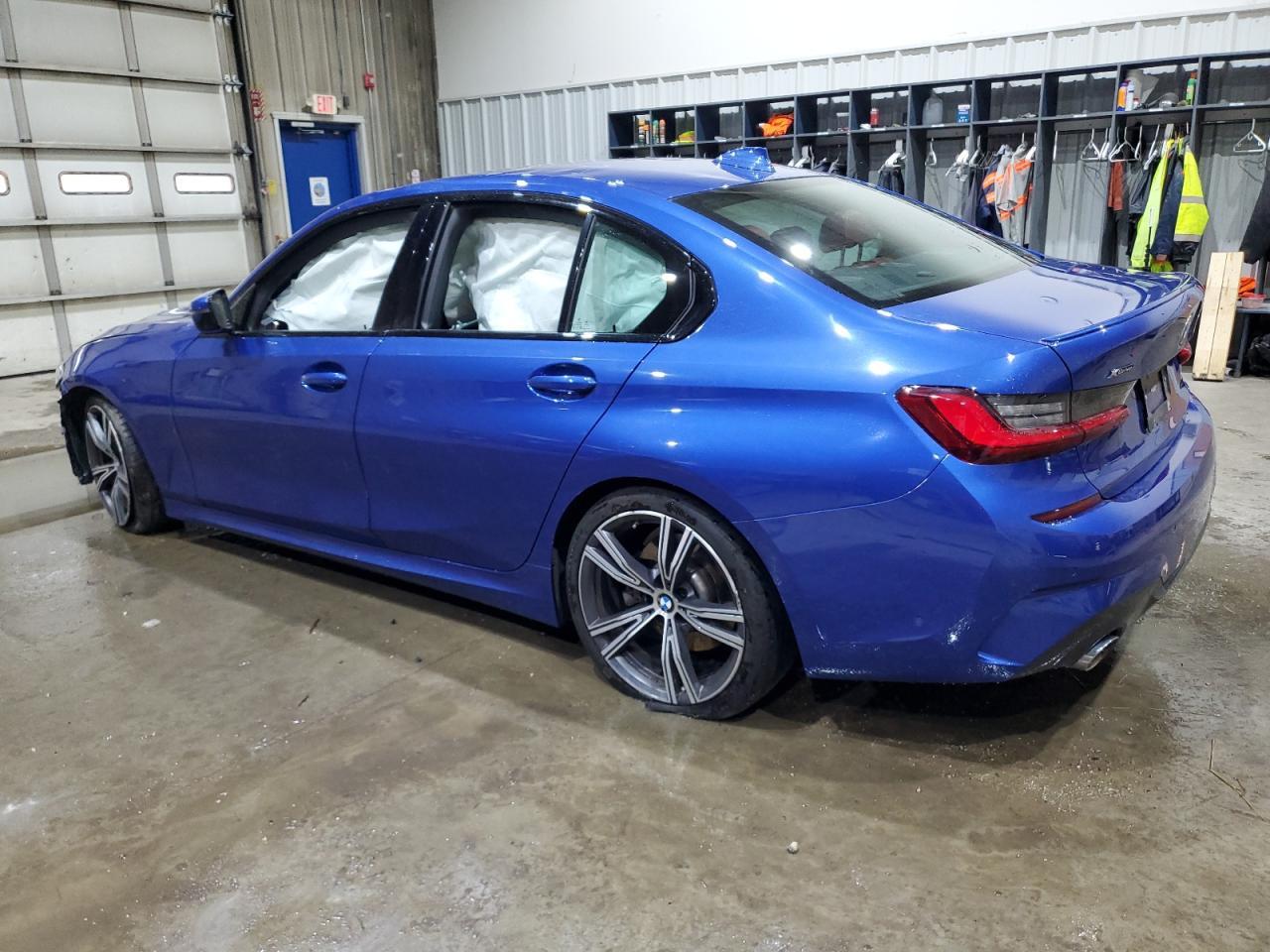 2022 BMW 330Xi - Фото 2