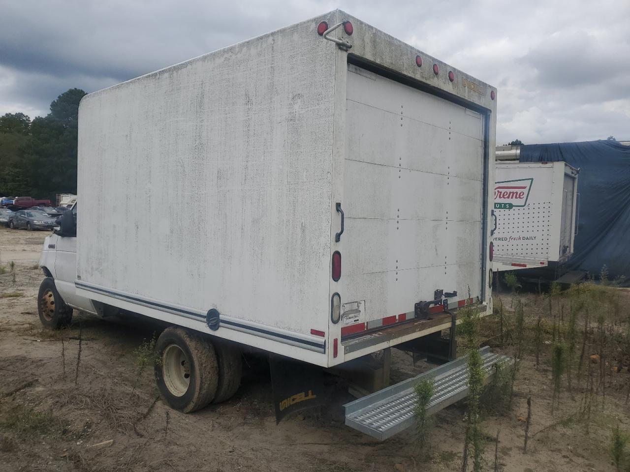 2006 Ford Econoline E350 Super Duty Cutaway Van - Image 2