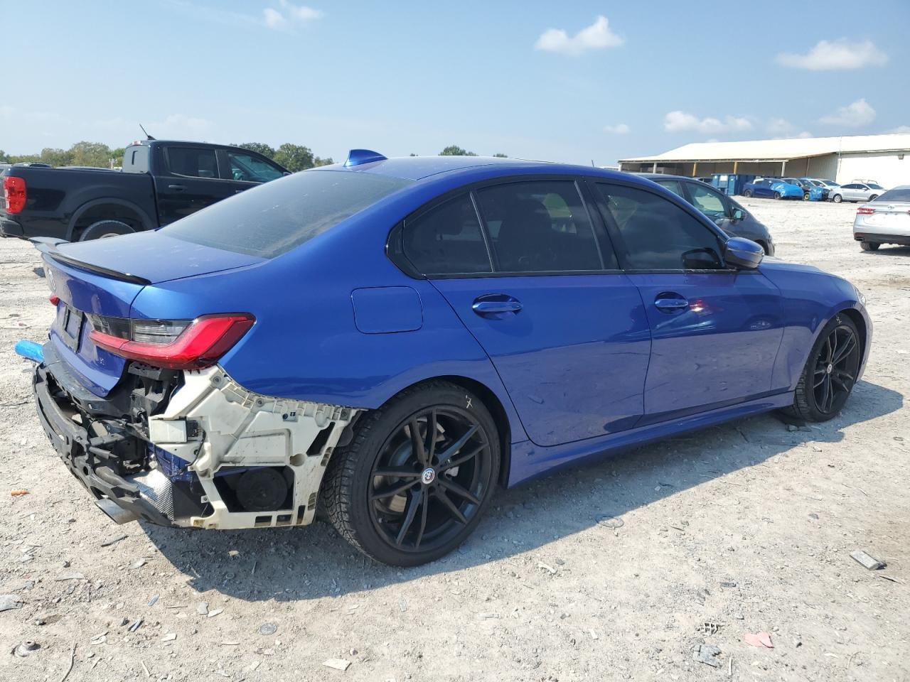 2020 BMW 330Xi - Фото 3