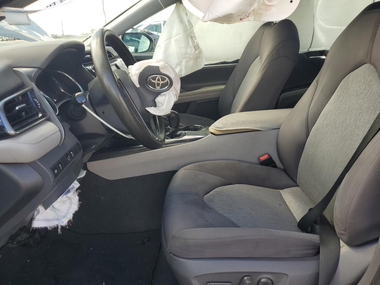 2020 Toyota Camry Le - Фото 7