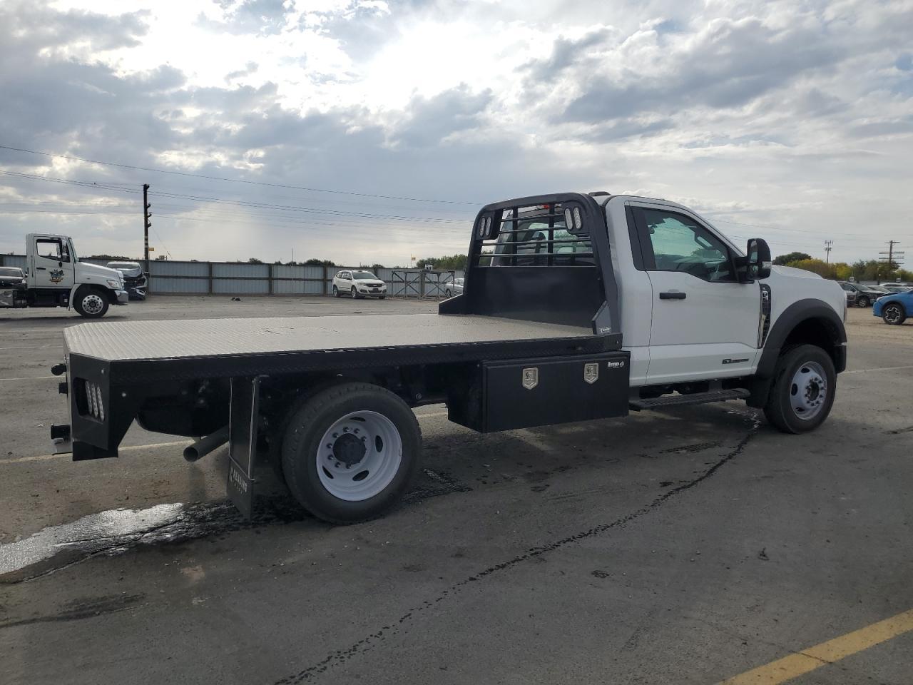 2025 Ford F550 Super - Фото 3