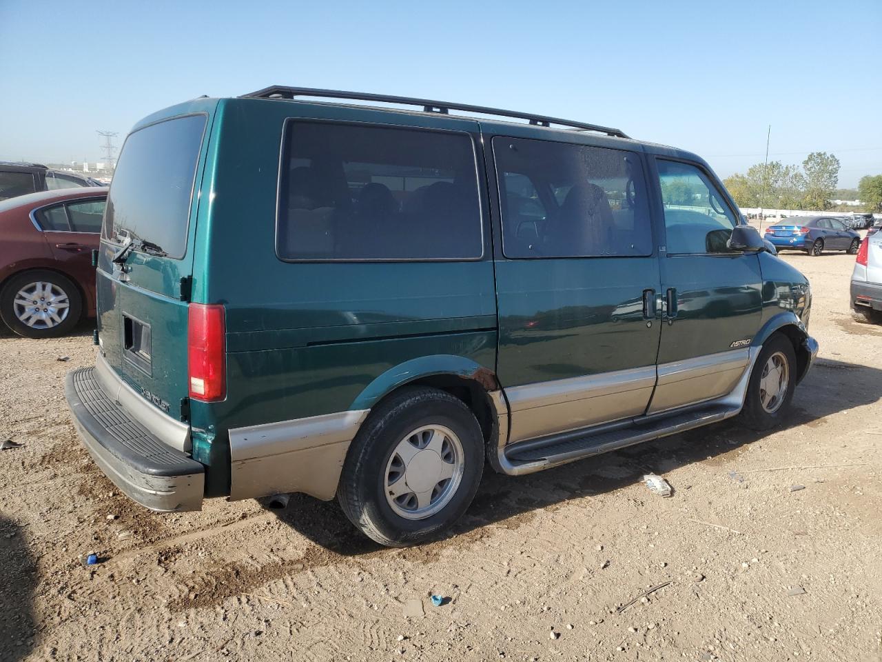 2001 Chevrolet Astro - Фото 3