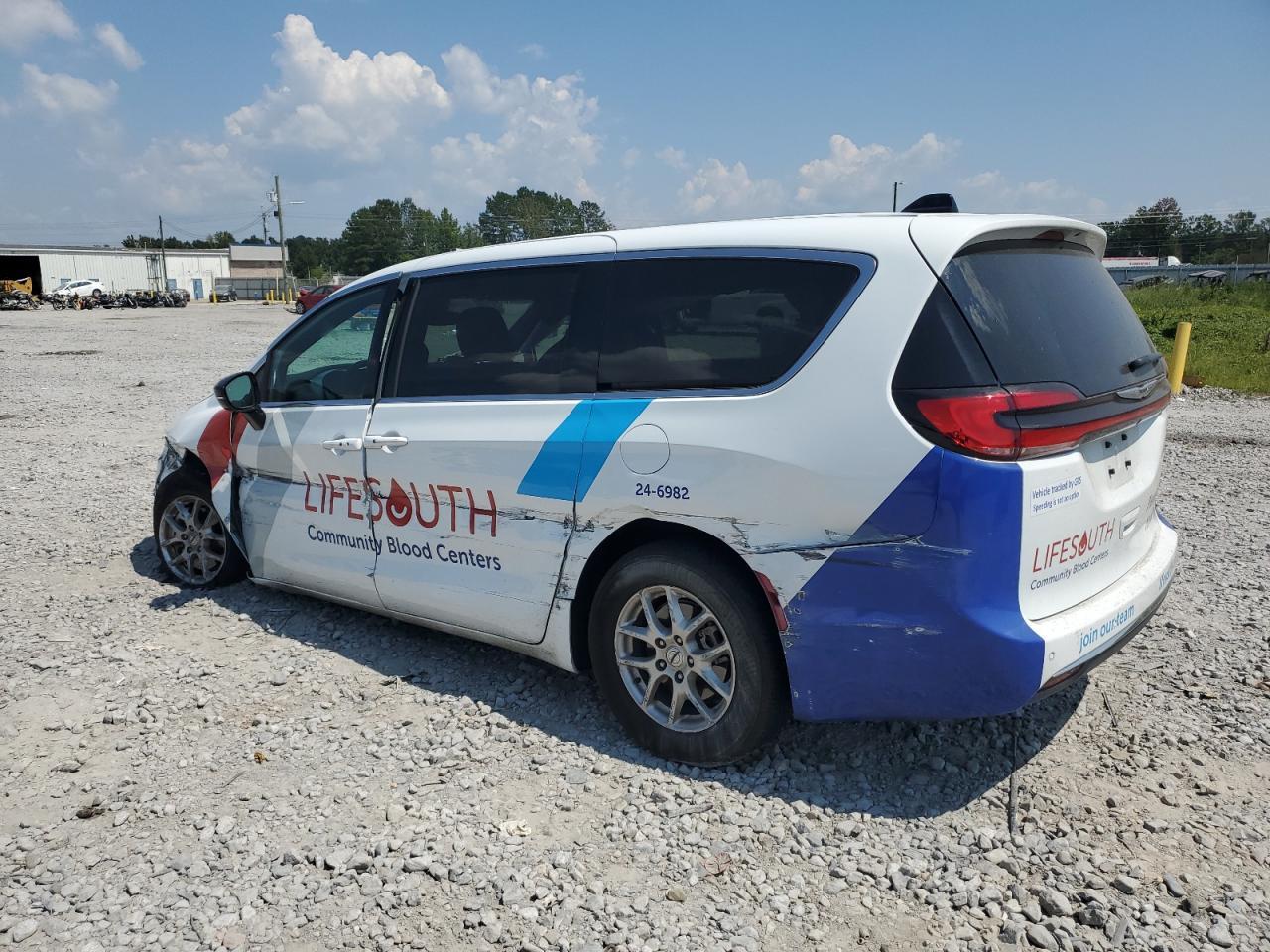 2024 Chrysler Pacifica Touring - Фото 2