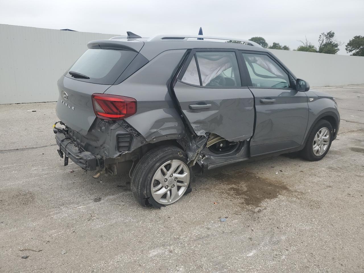 2020 Hyundai Venue Sel - Image 3