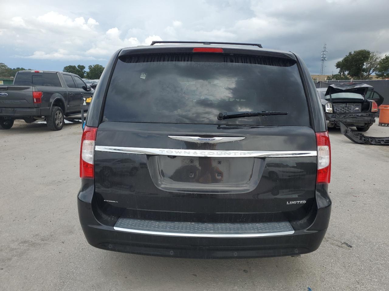 2014 Chrysler Town & Country Limited - Image 6