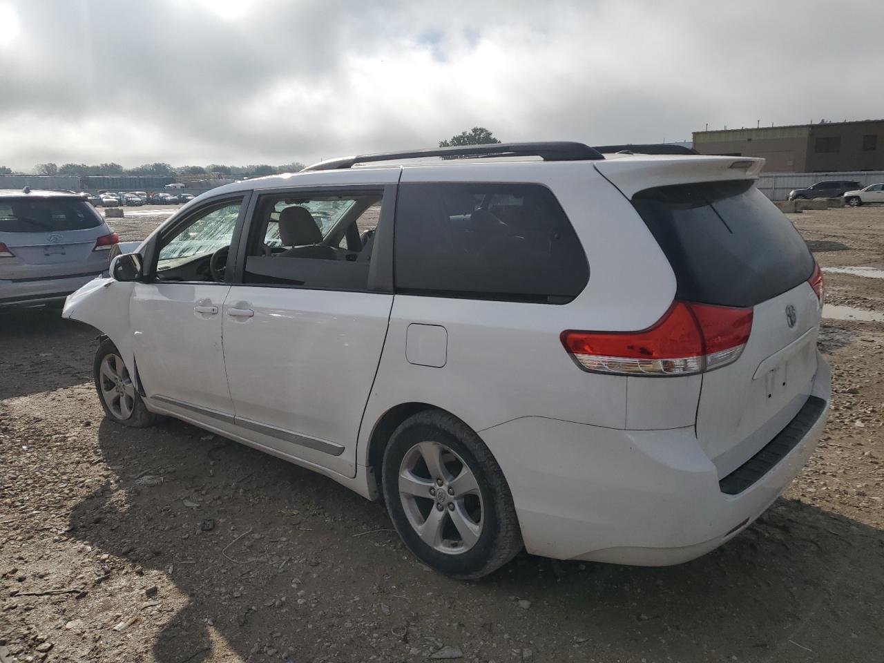 2011 Toyota Sienna Le - Фото 2