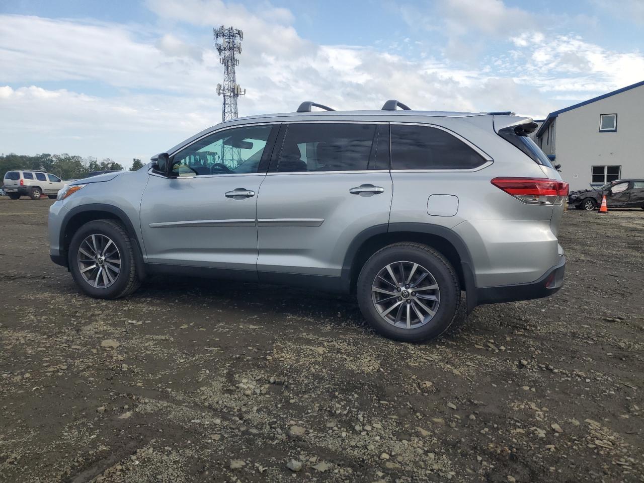 2019 Toyota Highlander Se - Image 2