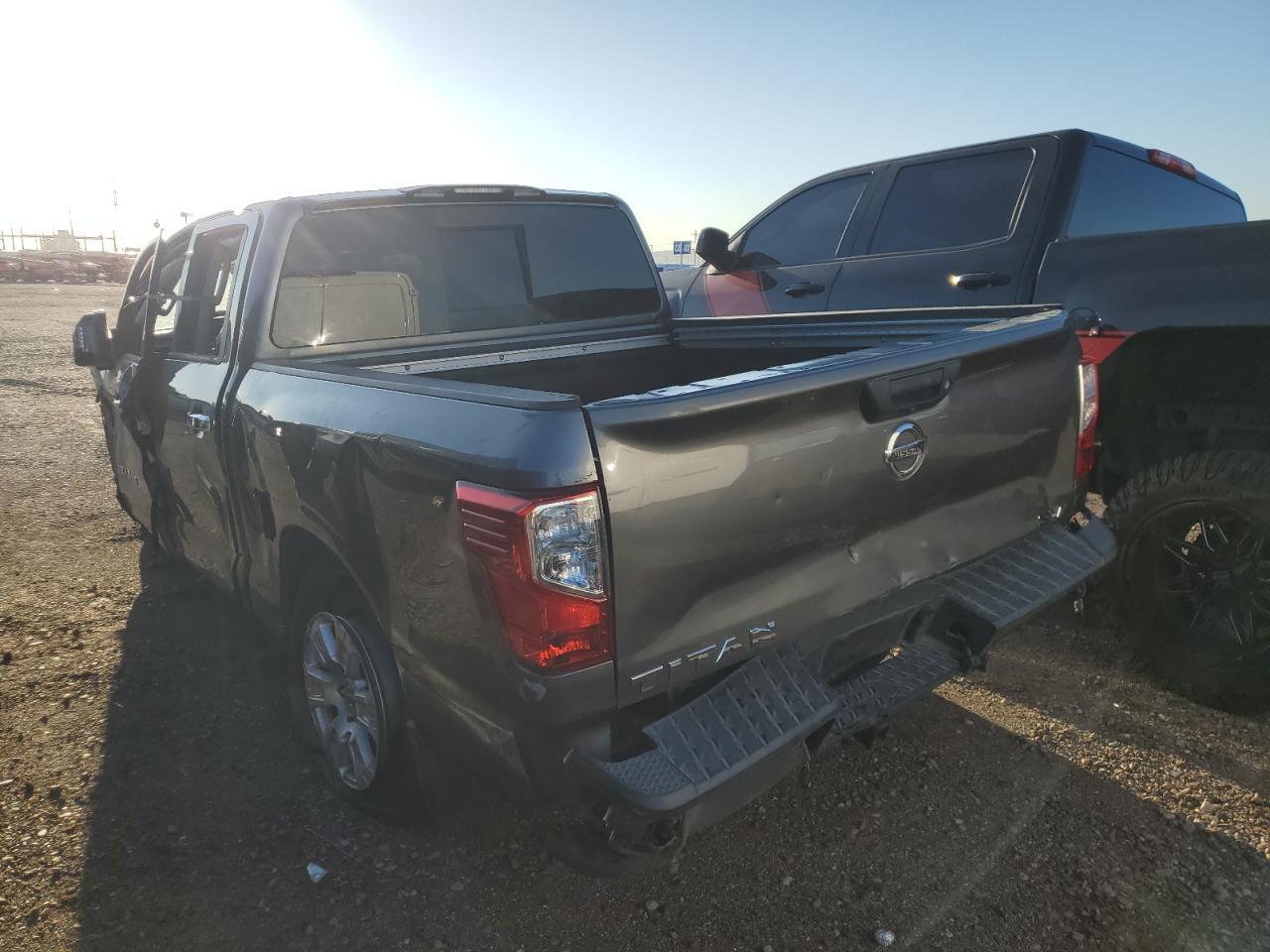 2019 Nissan Titan Platinum Reserve - Фото 2