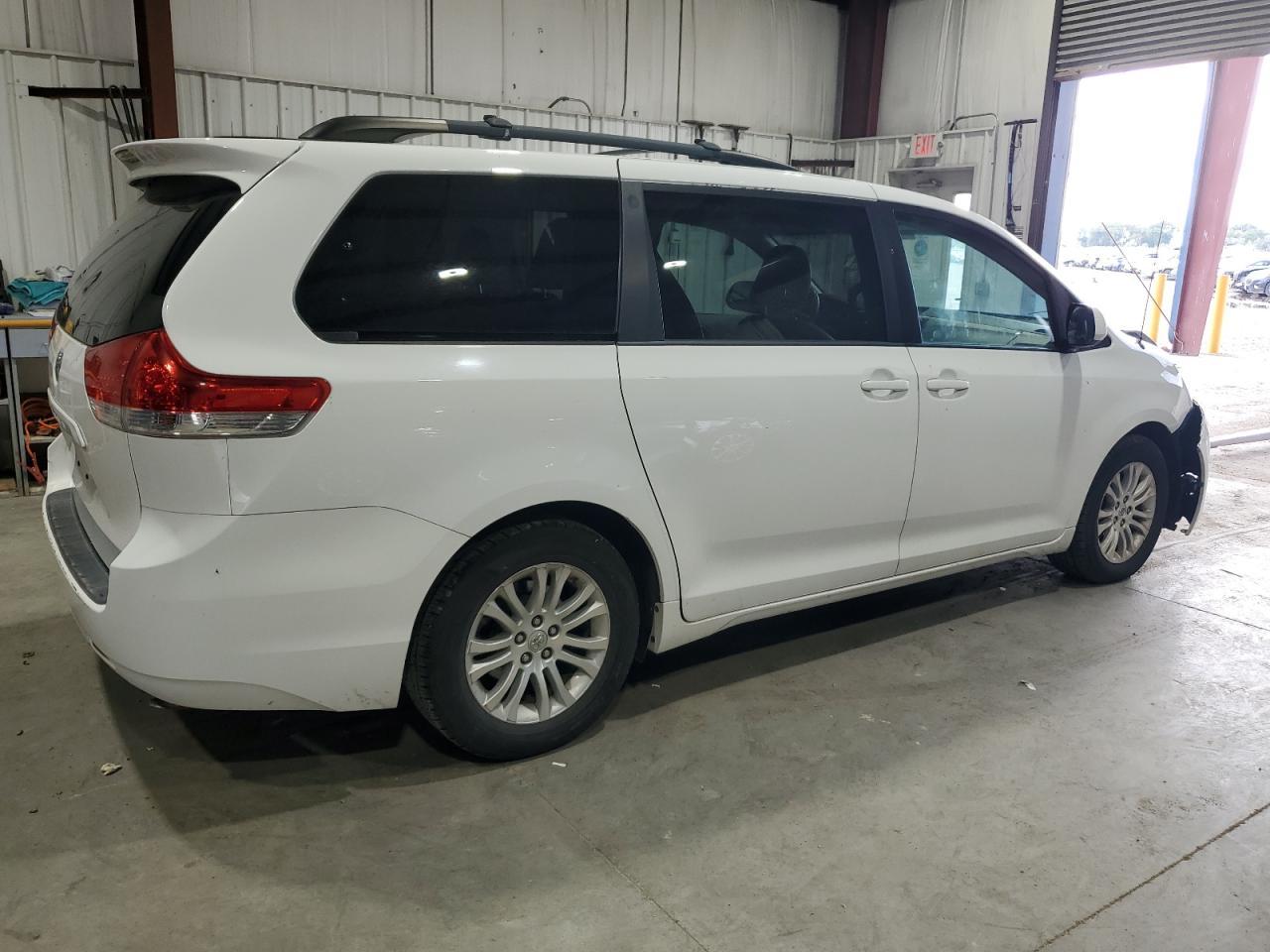 2013 Toyota Sienna Xle - Image 3