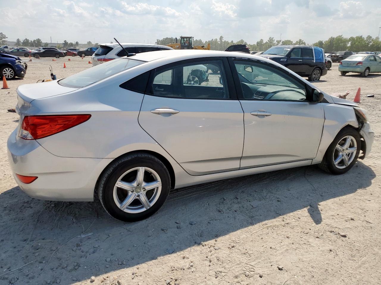 2013 Hyundai Accent Gls - Фото 3