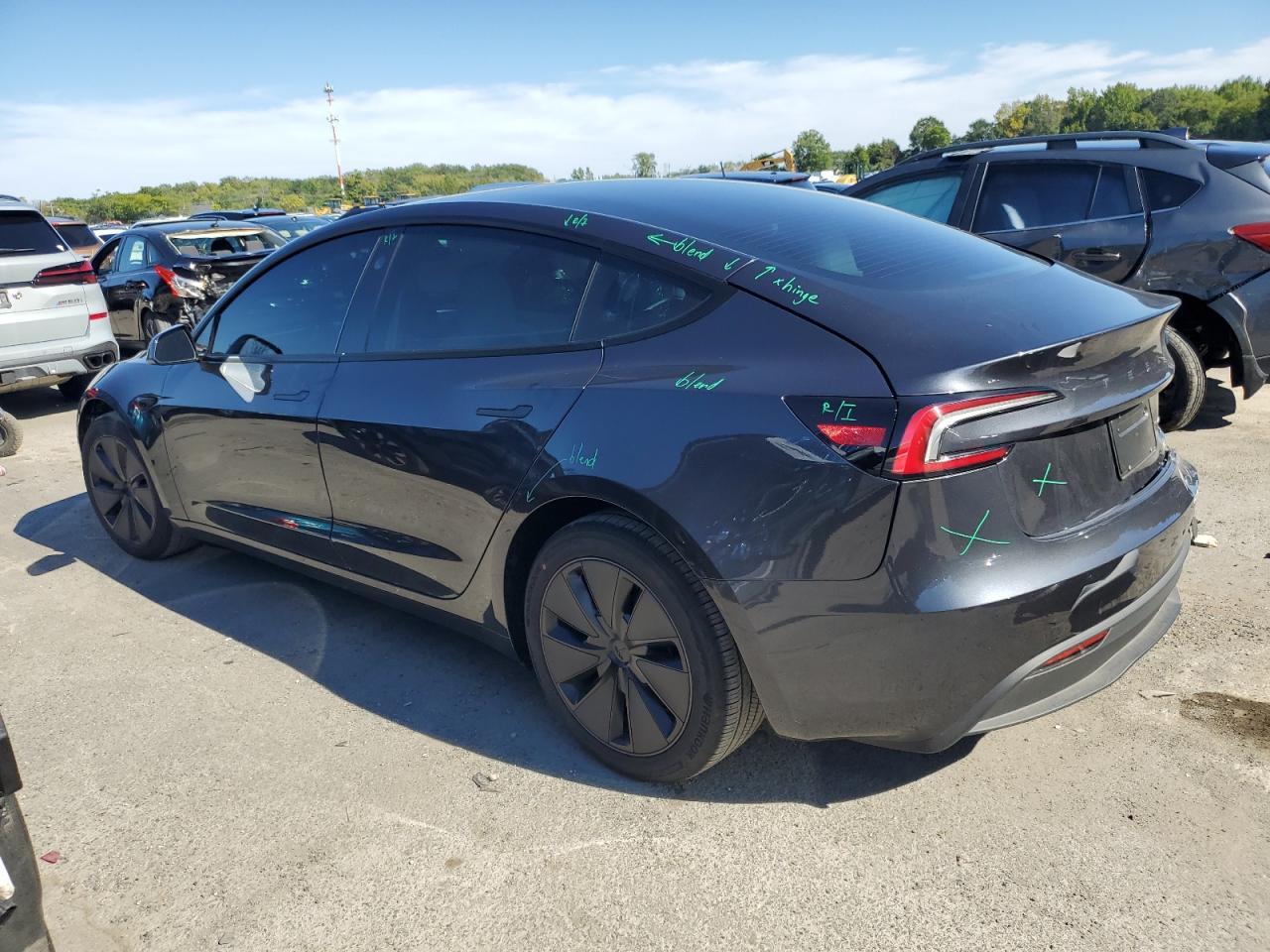 2025 Tesla Model 3 - Фото 2