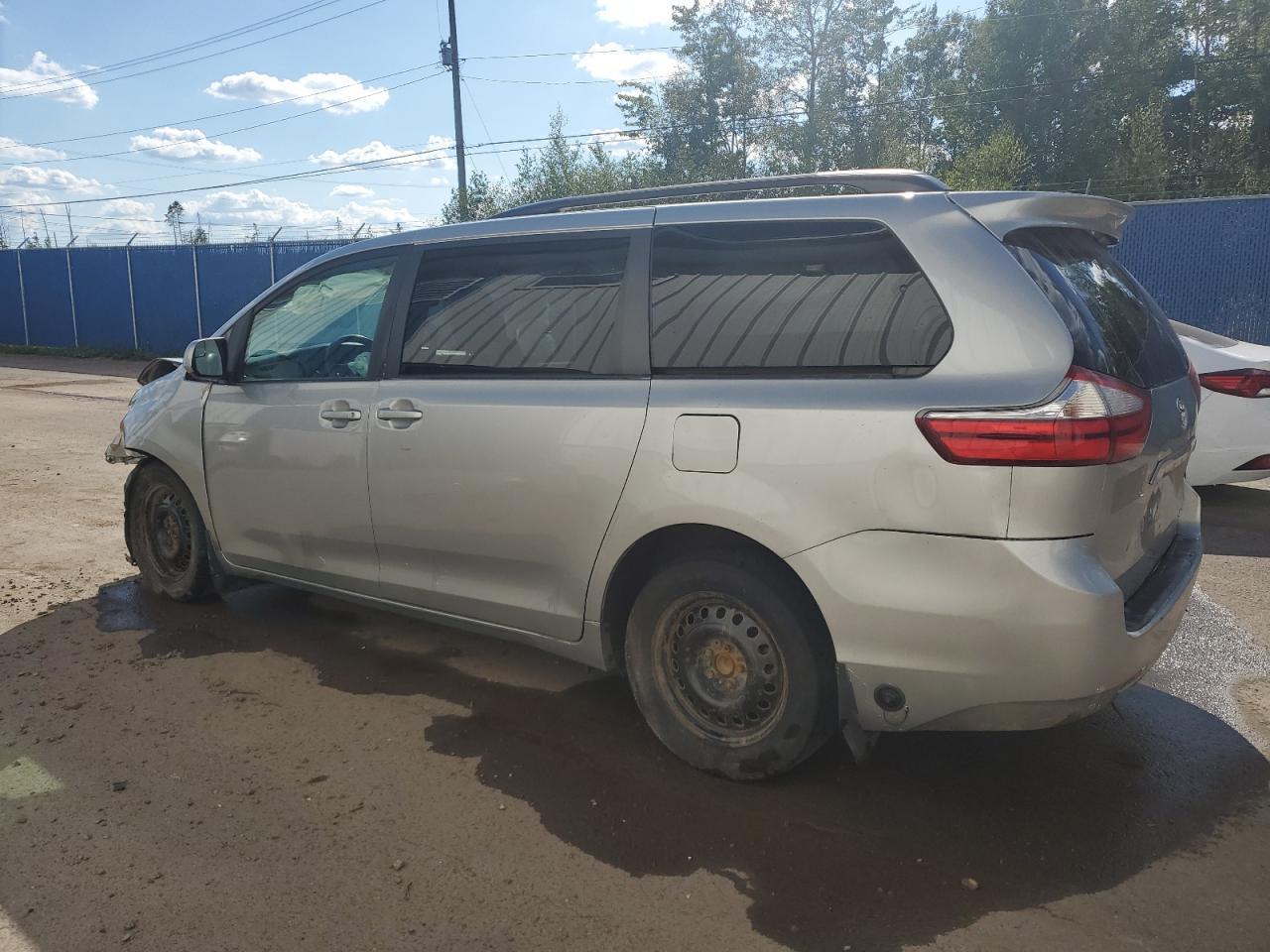 2015 Toyota Sienna Le - Фото 2