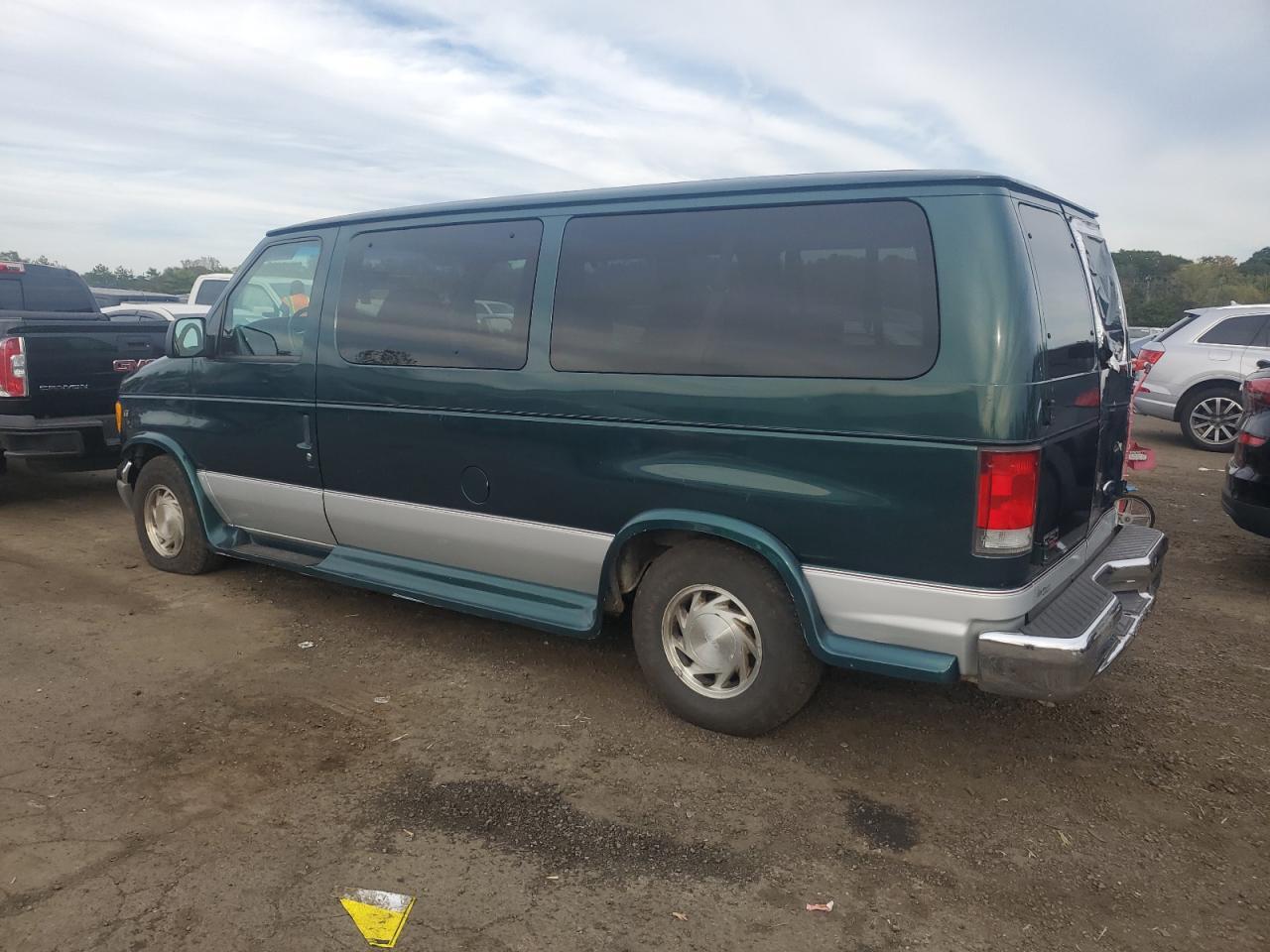 2000 Ford Econoline E150 Wagon - Image 2