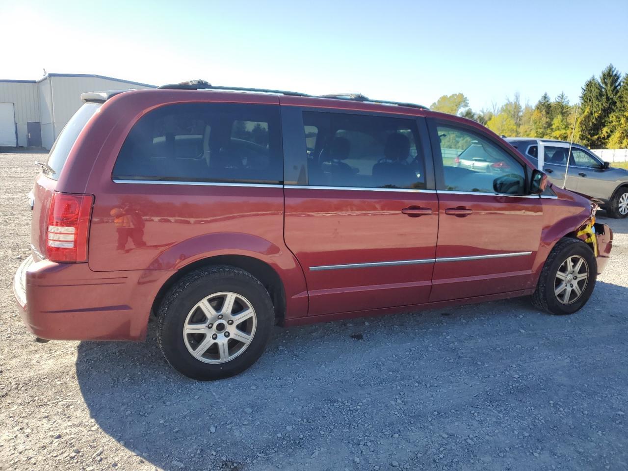 2010 Chrysler Town & Country Touring Plus - Фото 3