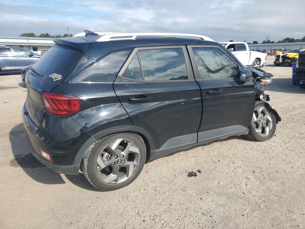 2022 Hyundai Venue Sel - Image 3