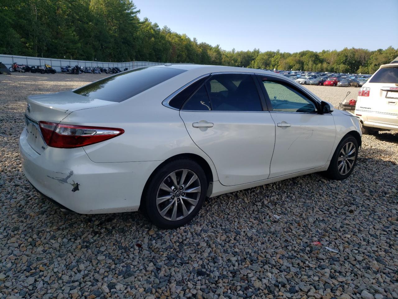 2016 Toyota Camry Le - Фото 3