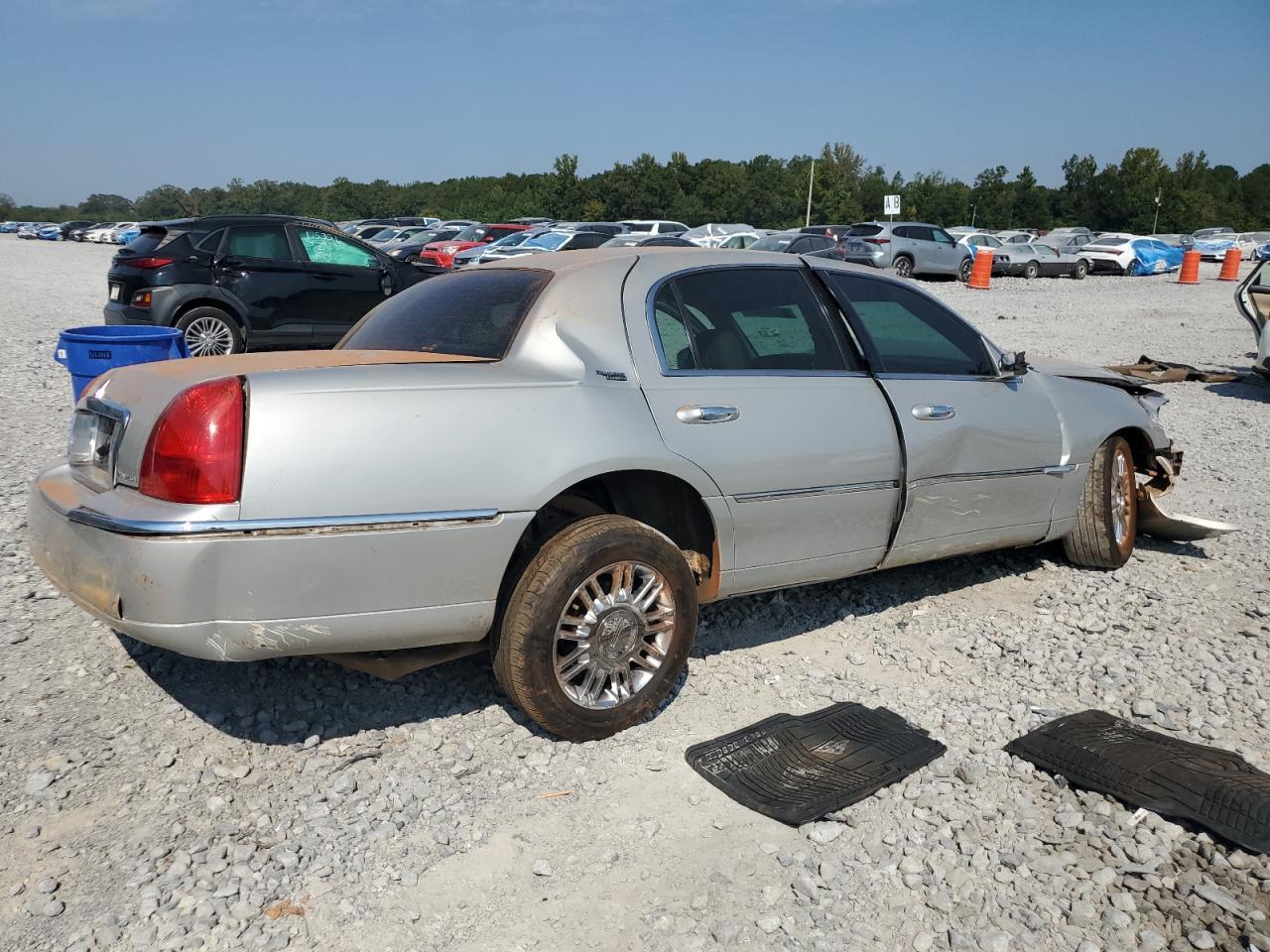 2008 Lincoln Town Car Signature Limited - Image 3