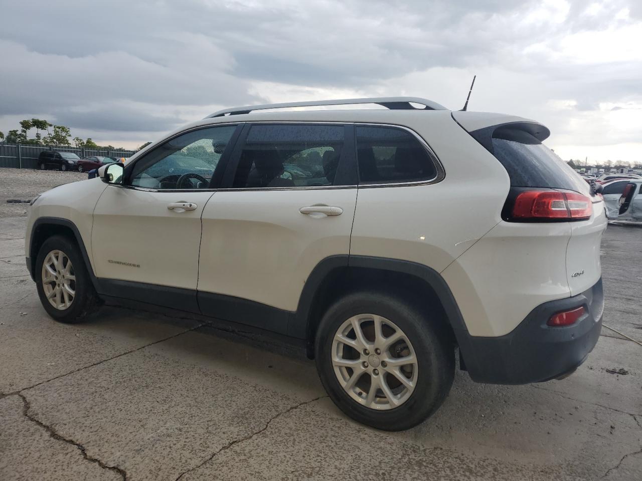 2016 Jeep Cherokee Latitude - Image 2