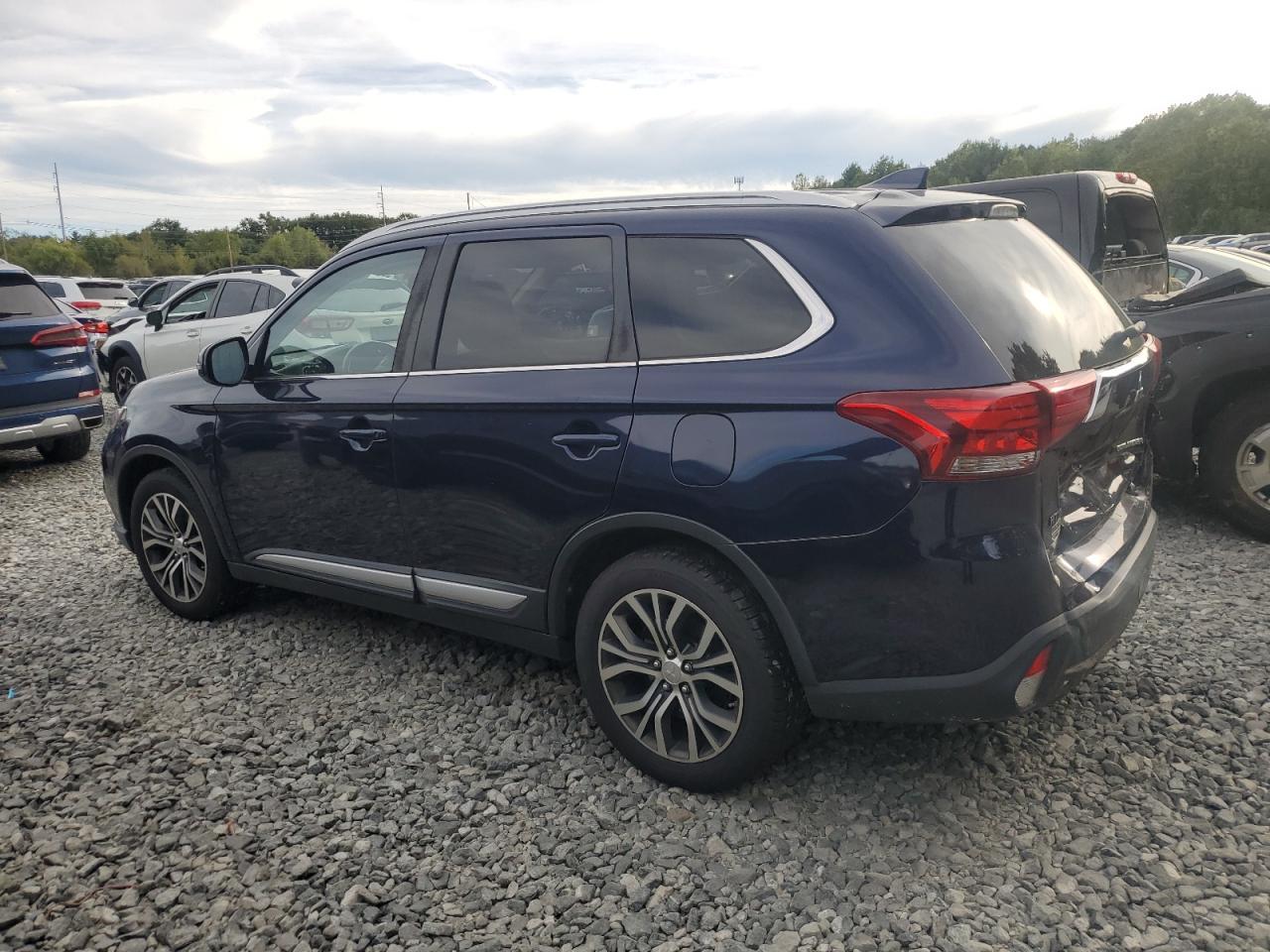 2017 Mitsubishi Outlander Se - Image 2