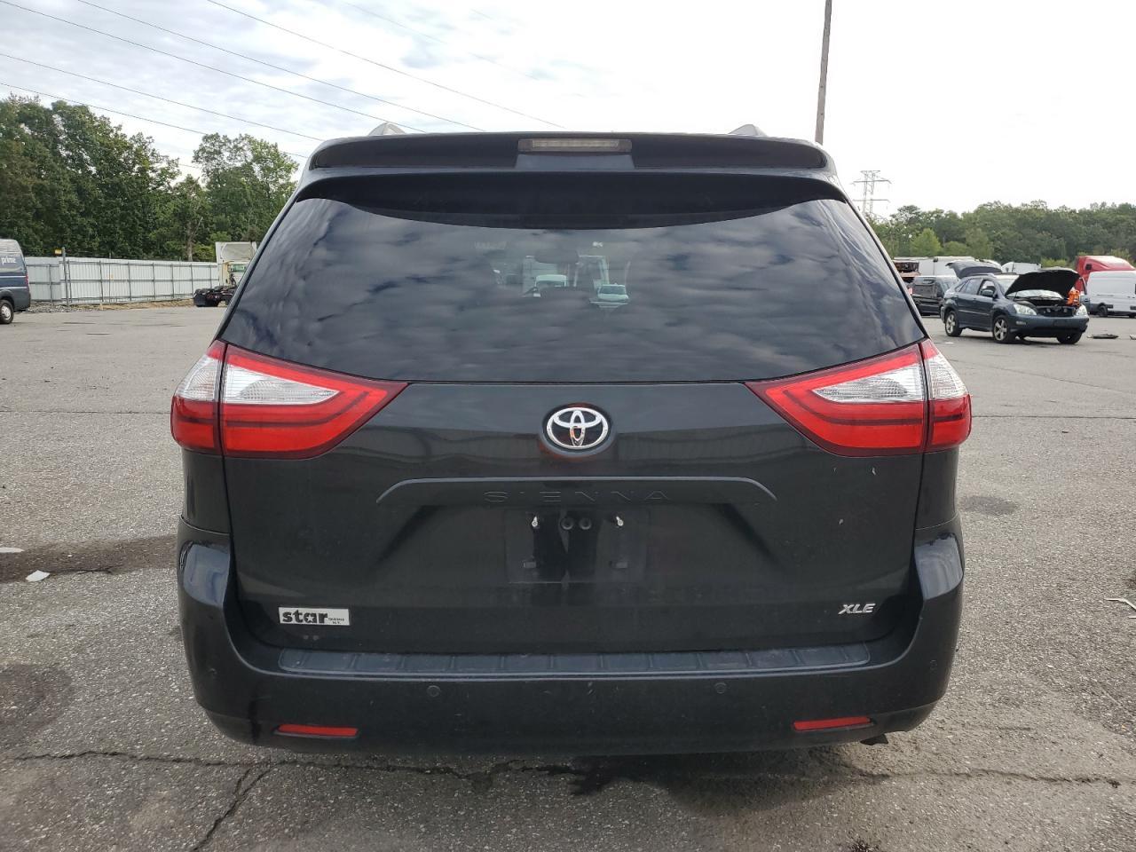 2017 Toyota Sienna Xle - Image 6