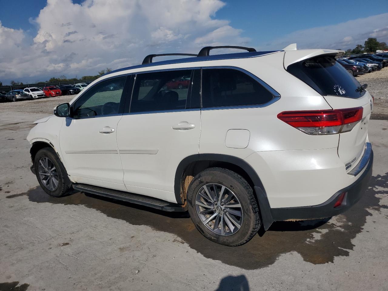 2017 Toyota Highlander Se - Фото 2