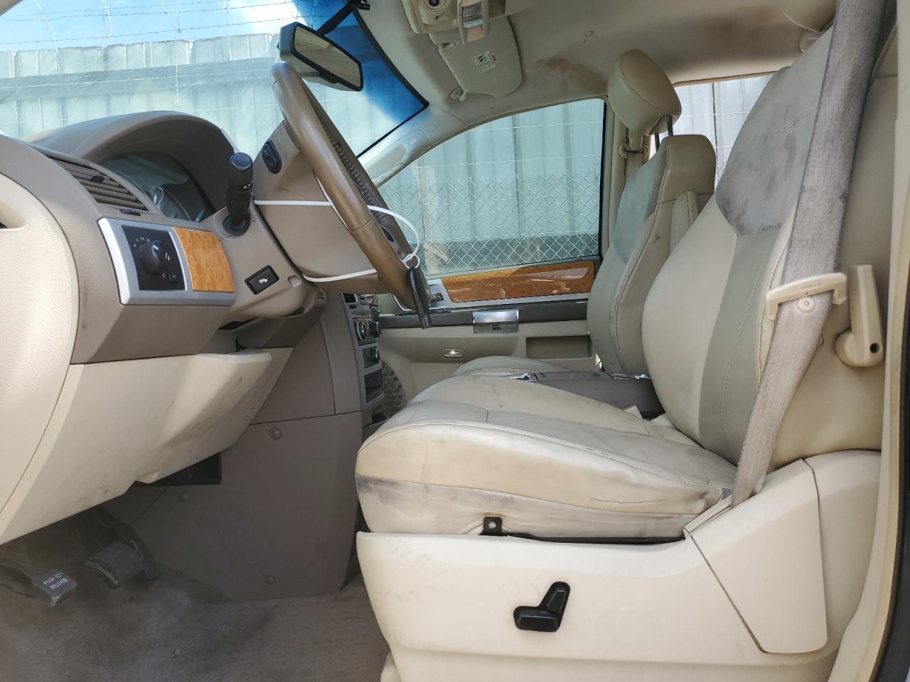2008 Chrysler Town & Country Limited - Image 7