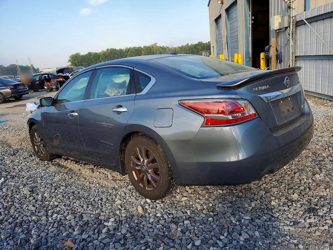 2015 Nissan Altima 2.5 S - Фото 2