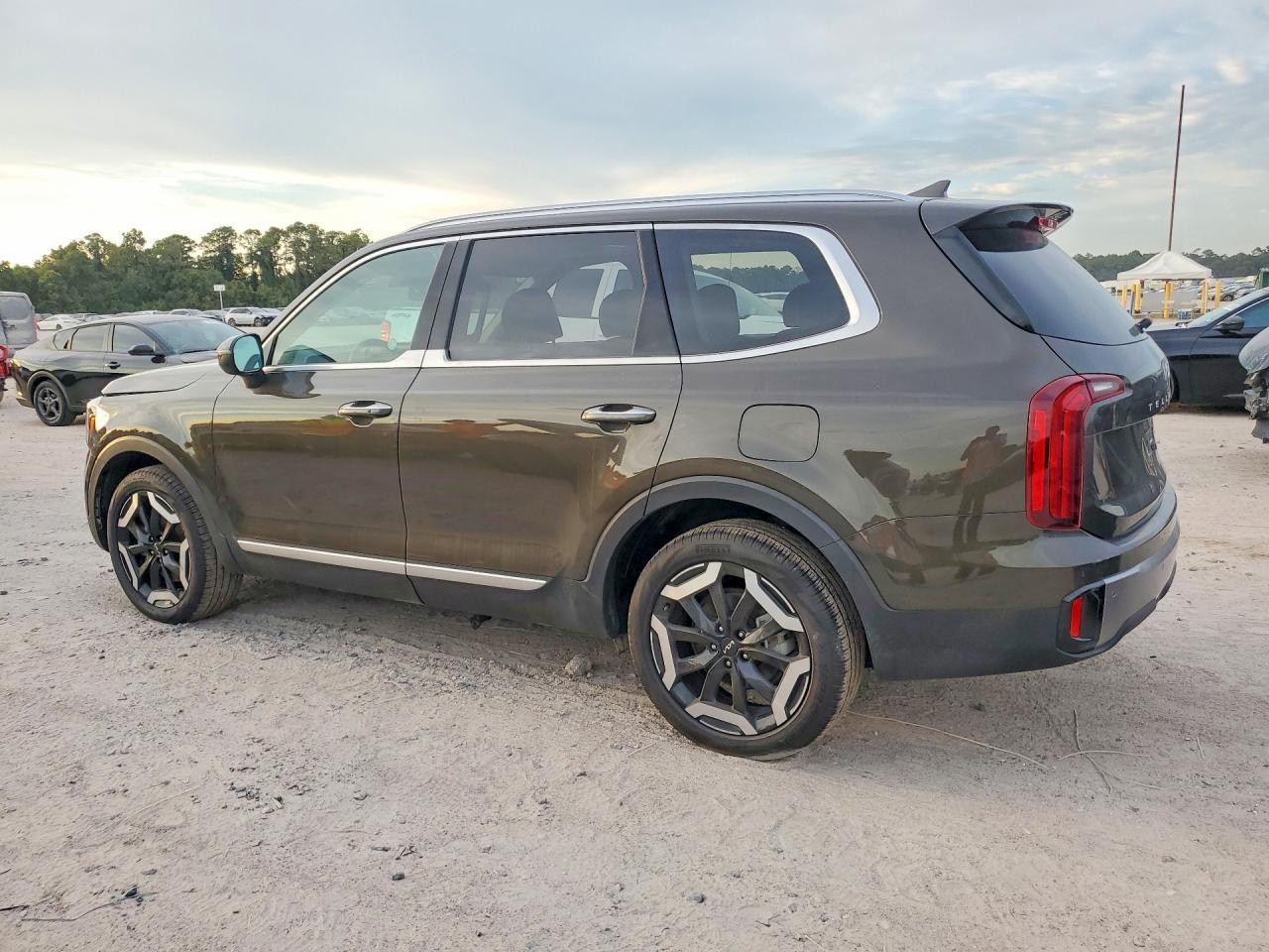 2025 Kia Telluride S - Image 2
