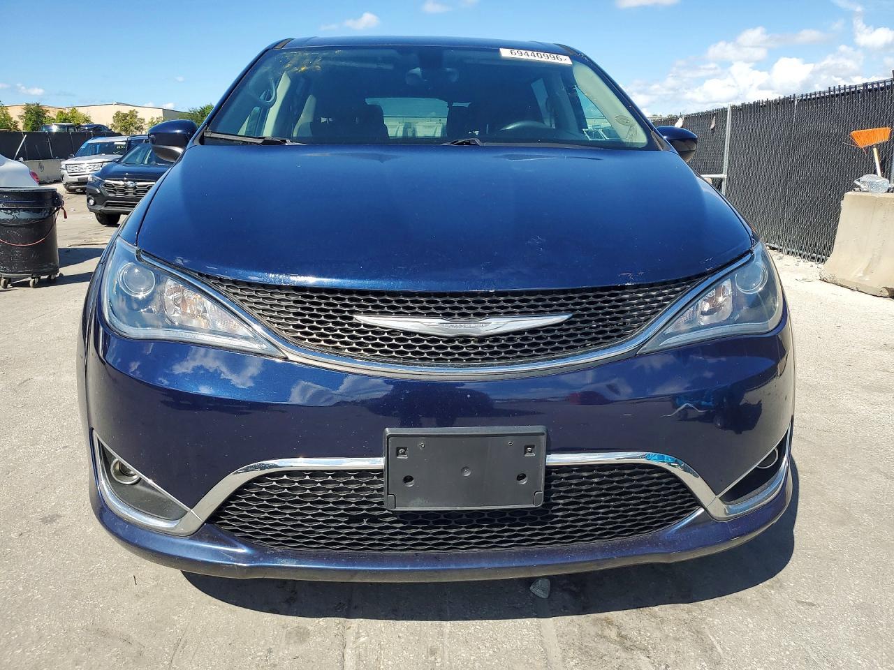 2017 Chrysler Pacifica Touring L - Image 5