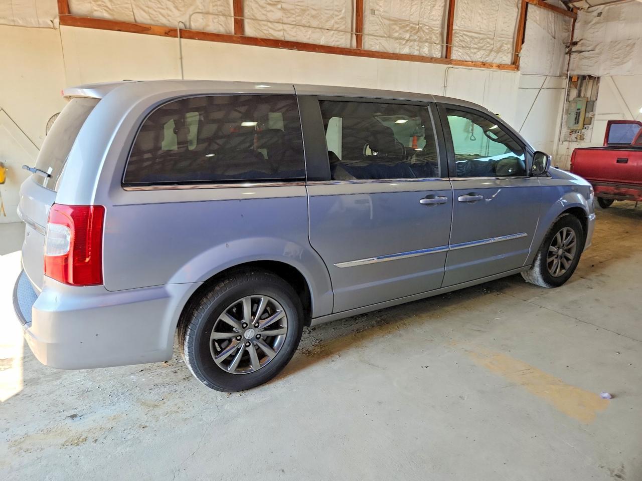 2015 Chrysler Town & Country S - Фото 3