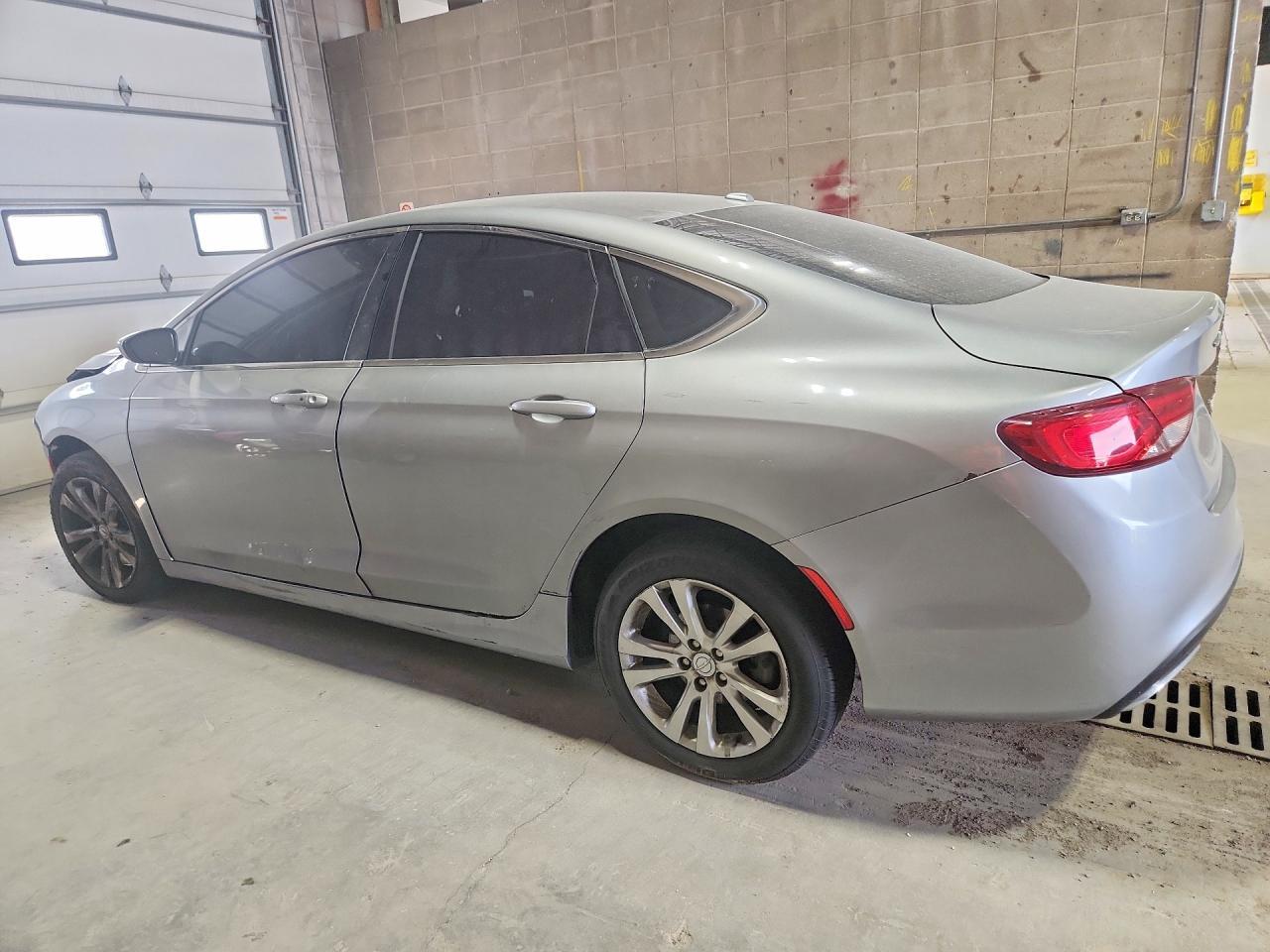2016 Chrysler 200 Limited - Фото 2