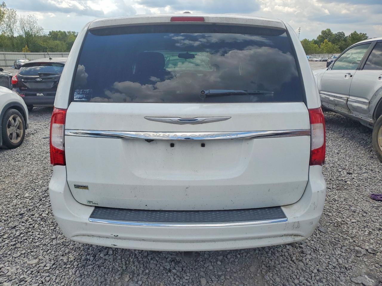 2015 Chrysler Town & Country Touring - Фото 6