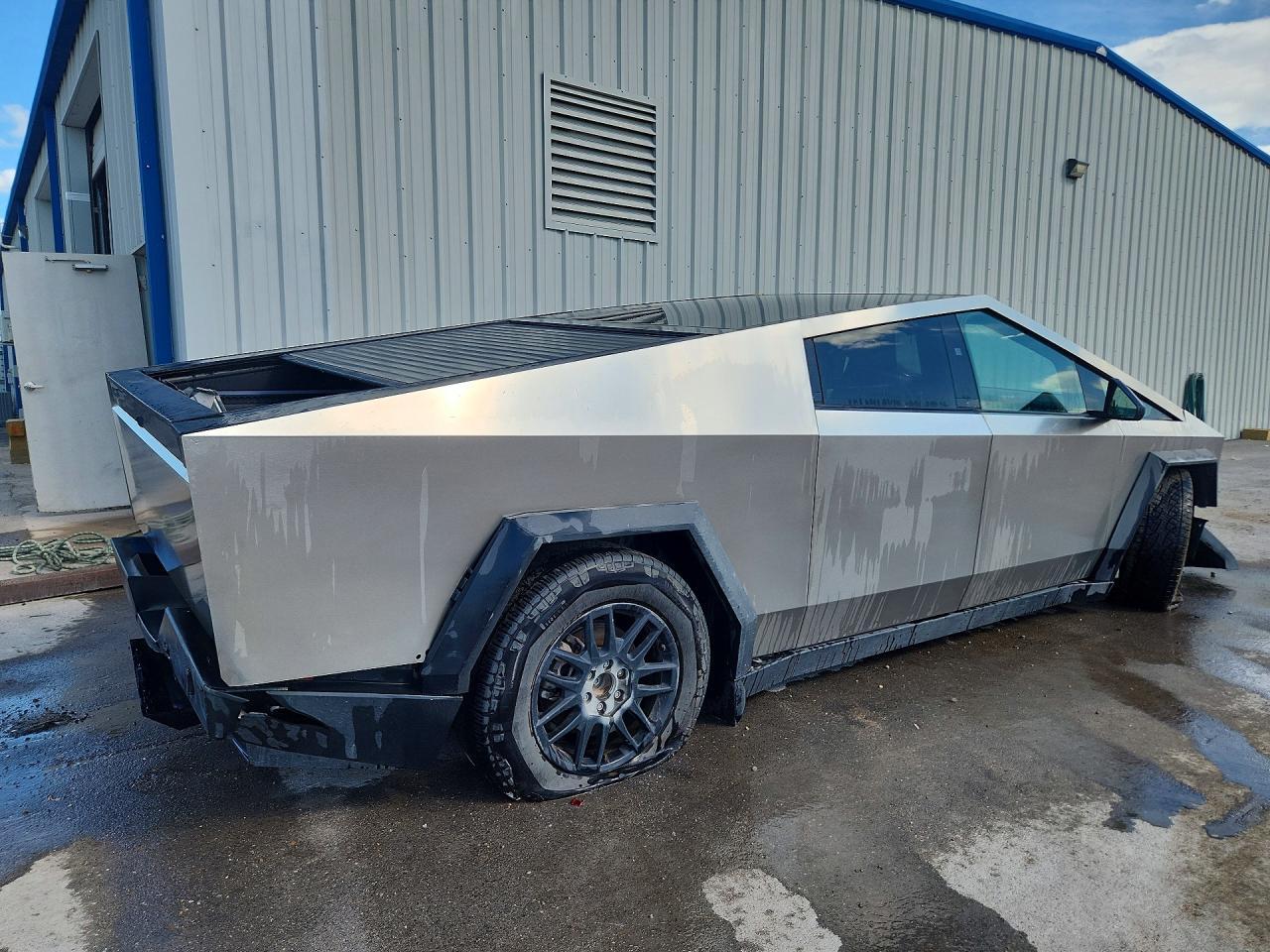 2026 Tesla Cybertruck - Image 3