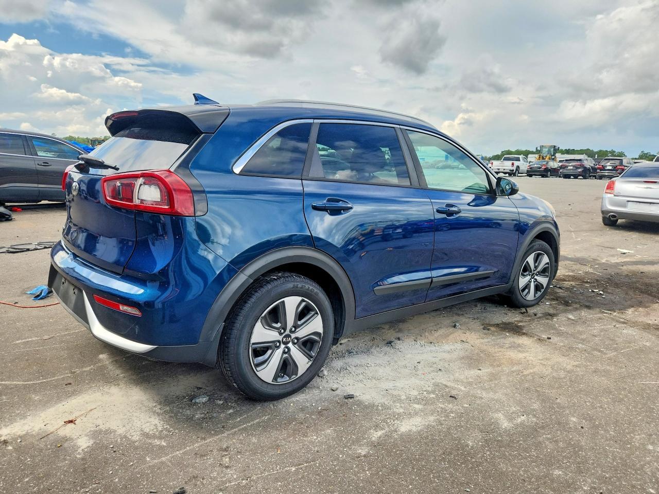 2017 Kia Niro Lx - Image 3