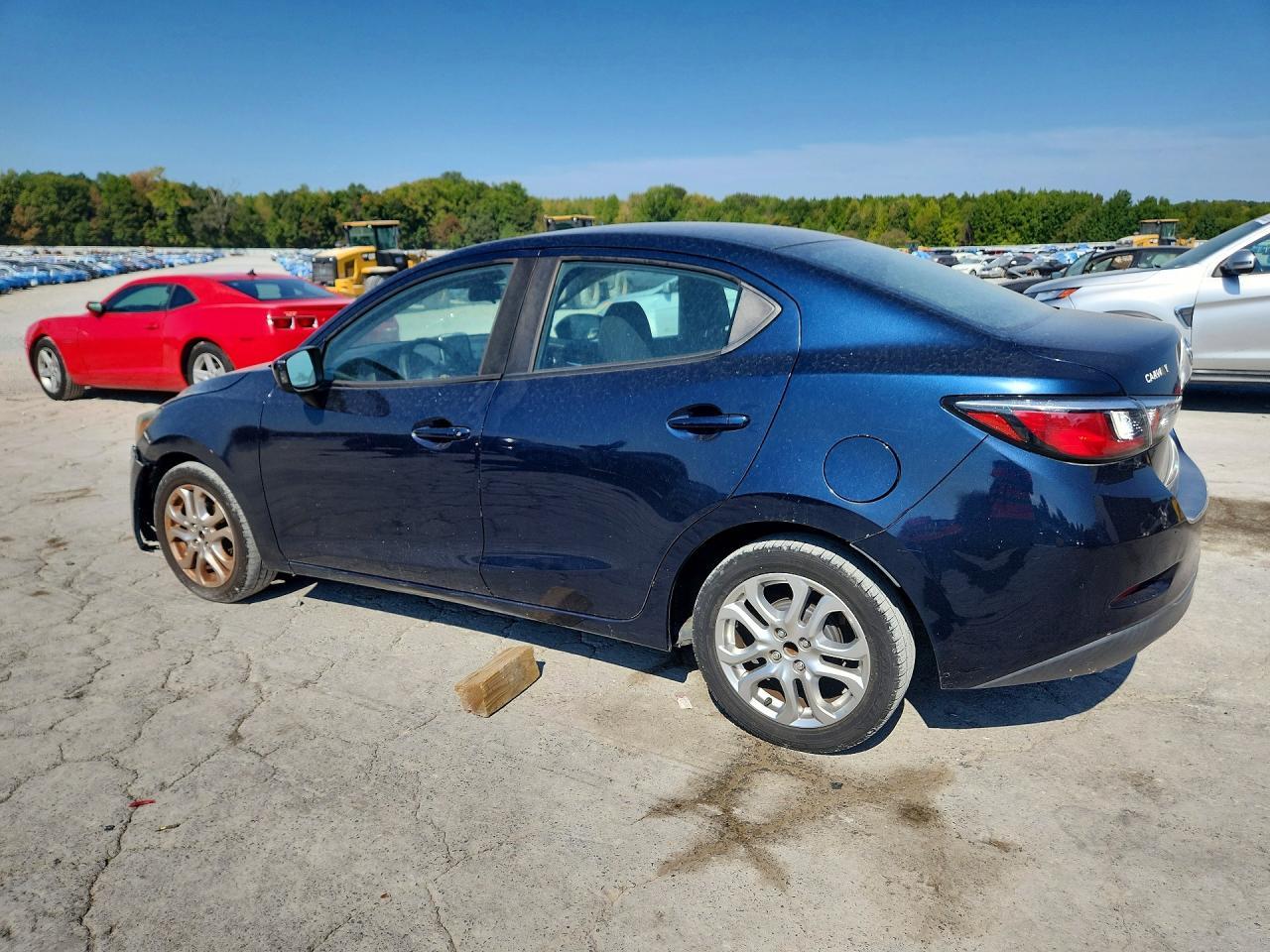 2017 Toyota Yaris Ia Base - Фото 2