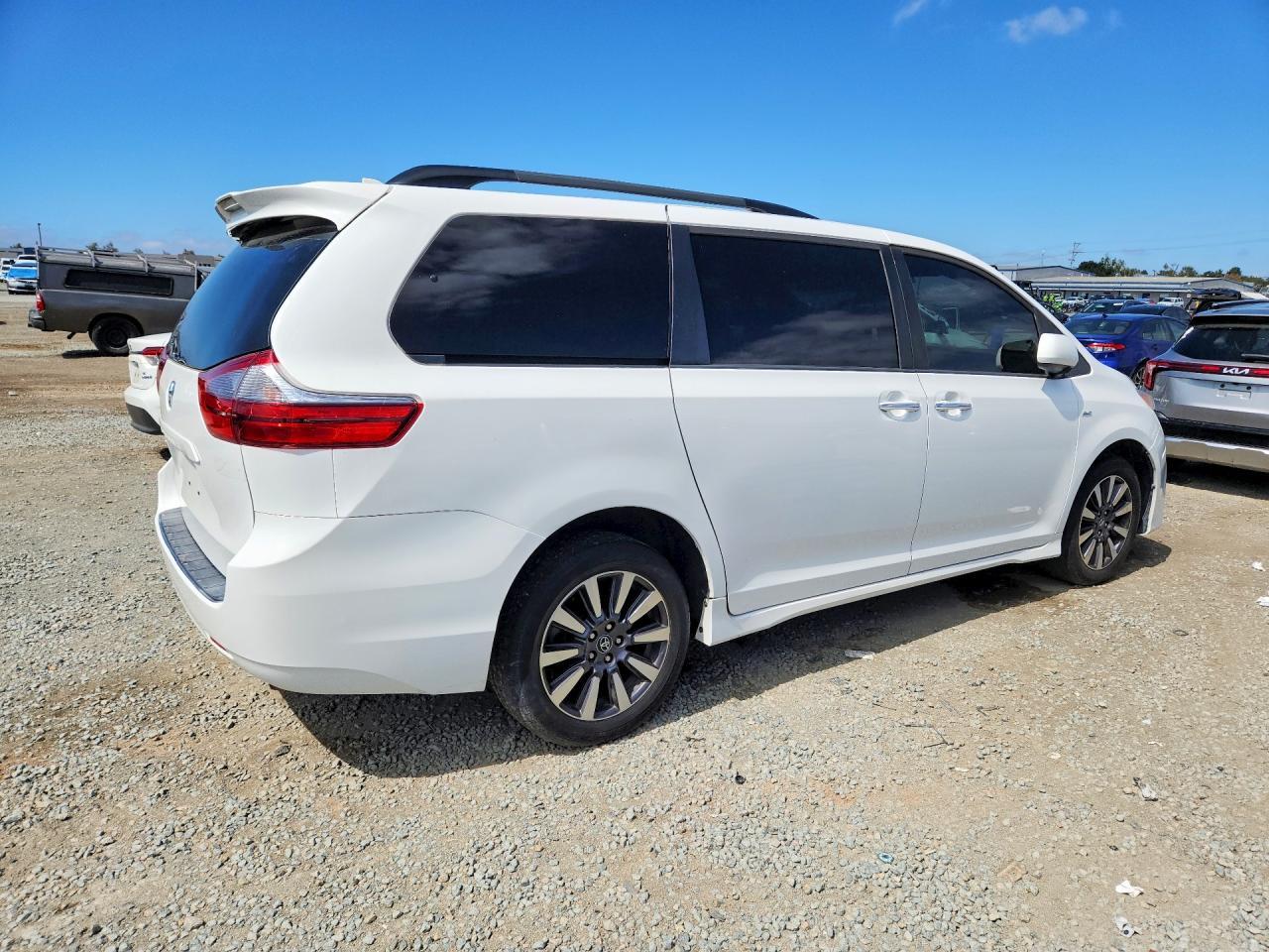 2020 Toyota Sienna E Grade - Фото 3